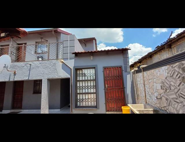 18 BEDROOM HOUSE FOR SALE IN KEMPTON PARK WEST